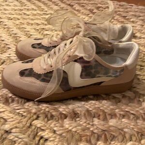 Dolce Vita Notice 7.5 sneaker.